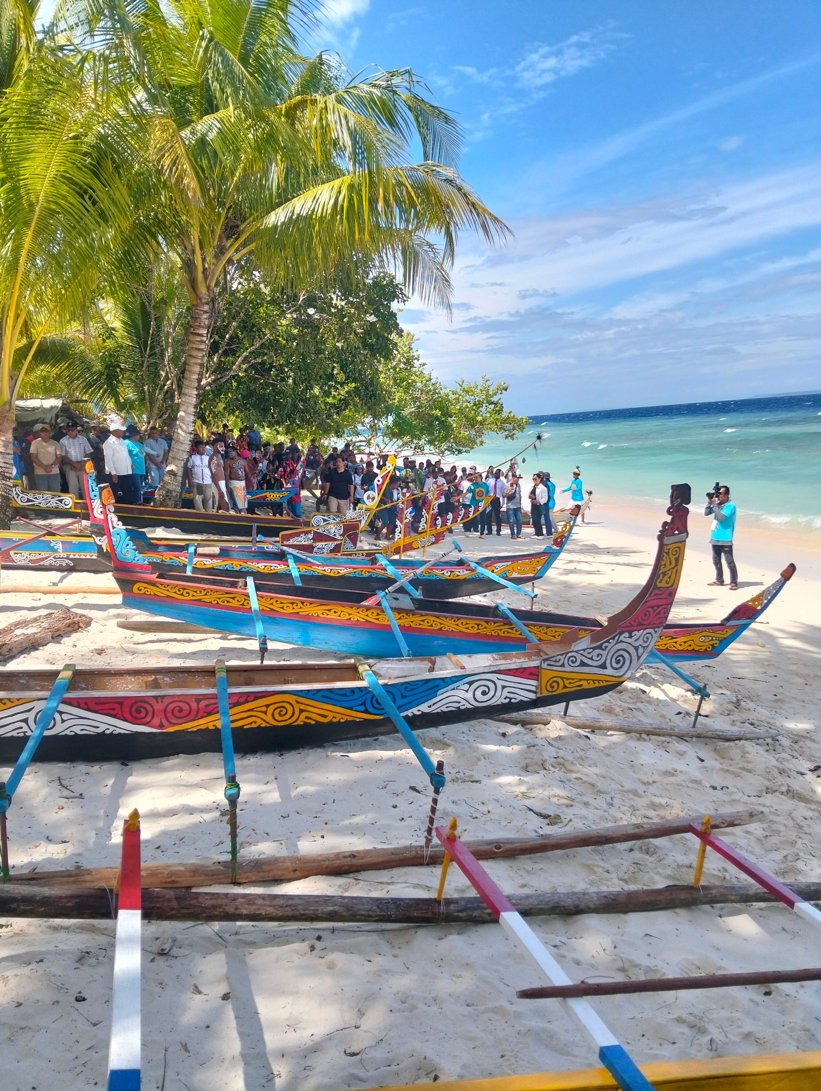 Bupati Markus Mansnembra Buka Acara Parade Wairon dan Mansusu di Pantai Anggopi