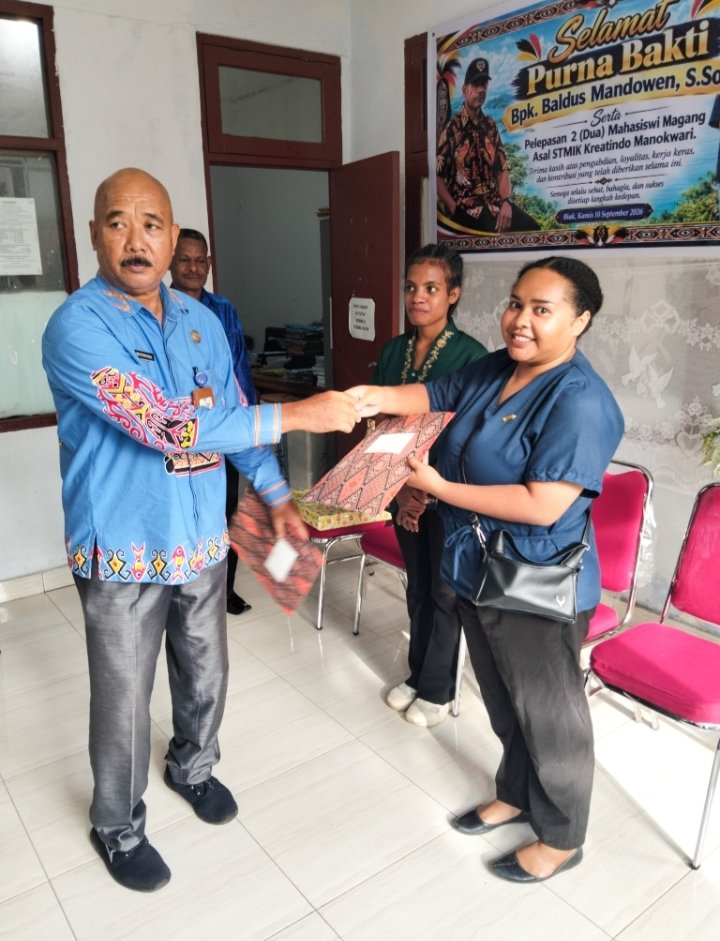 Kepala Dinas PMK Biak Numfor Melepas Mahasiswi KKLP STIMIK Kreatindo Manokwari